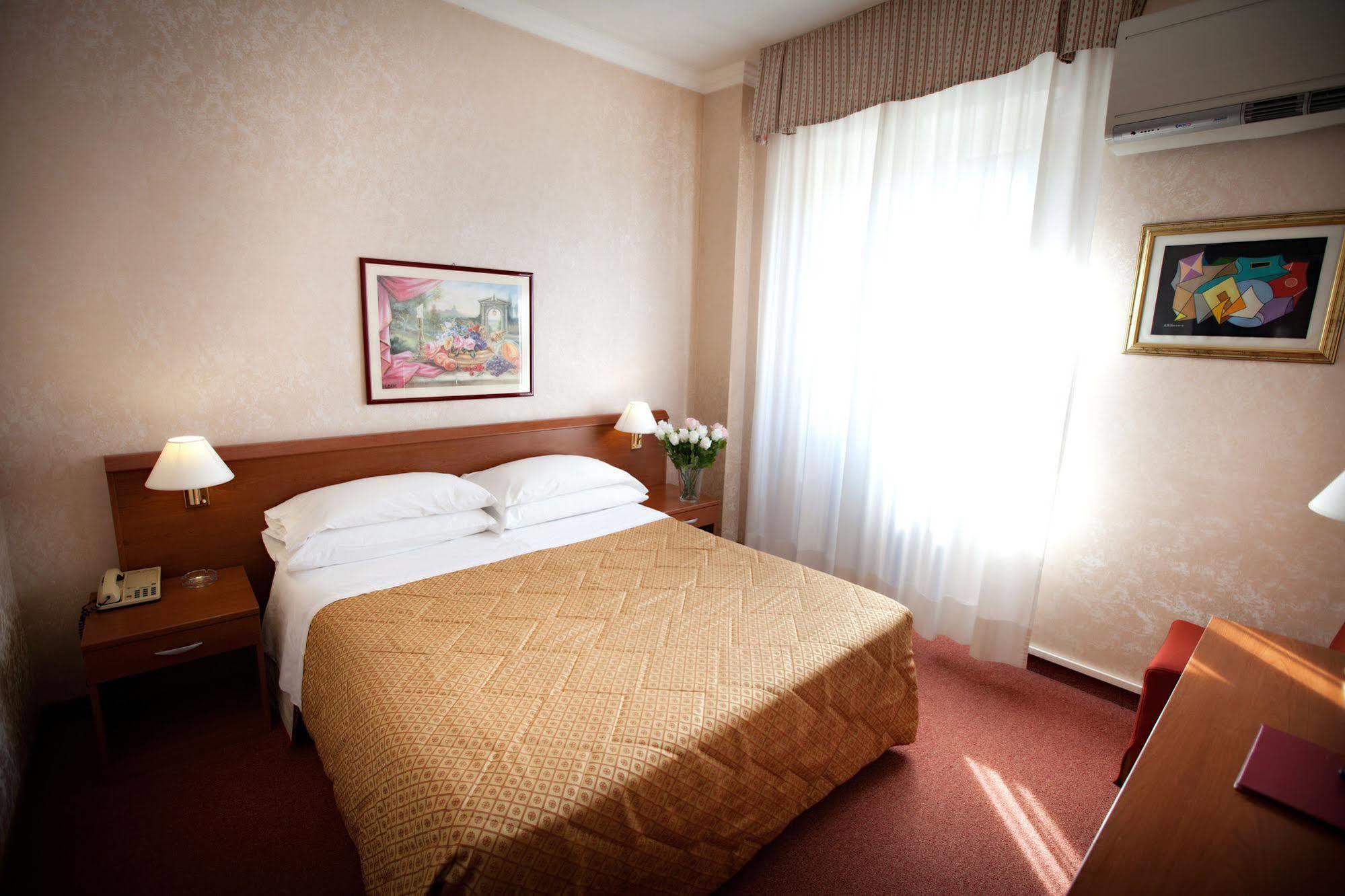 מילאנו Hotel Dei Fiori מראה חיצוני תמונה