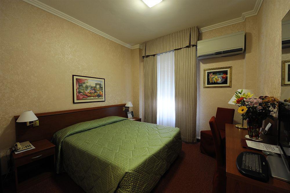 מילאנו Hotel Dei Fiori חדר תמונה